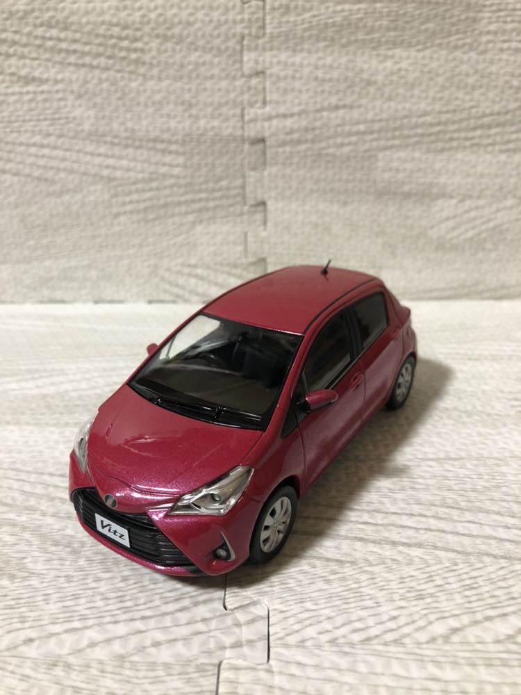 1/30 トヨタ 新型ヴィッツ ジュエラ Vitz 後期 非売品 カラーサンプル ミニカー チェリーパールクリスタルシャイン_画像1