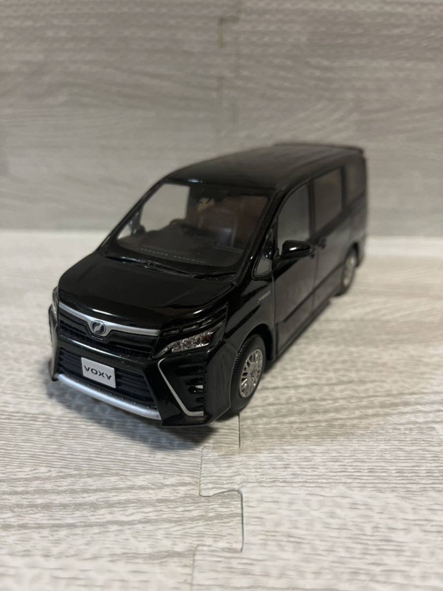 1/30 トヨタ 新型ヴォクシー VOXY ZS 後期 トヨタマーク カラーサンプル 非売品 ミニカー イナズマパーキングブラックガラスフレーク_画像1