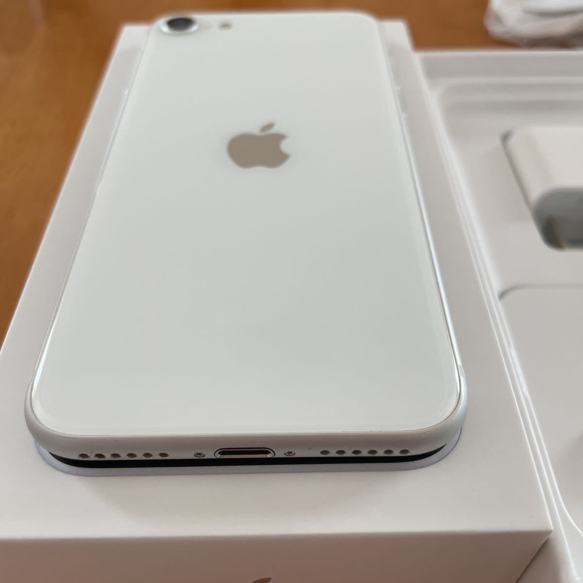 美品 iPhone SE 第2世代 128GB ホワイト Apple SIMフリー 付属品 美品 iPhone SE 第2世代 128GB ホワイト Apple SIMフリー 付属品