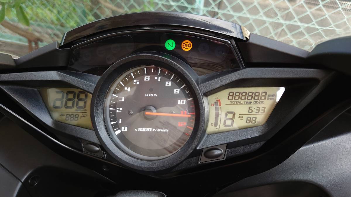 ★　ホンダ純正 VFR1200F　後期UK仕向地　中古　mile/km変更可能　タコメータカバーに少し傷有　★_IGNITION「ON」