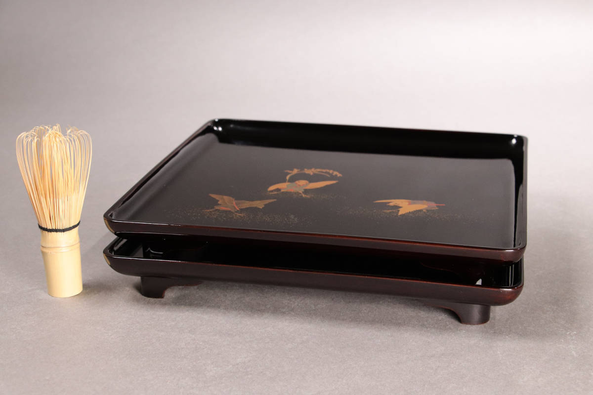 M453 輪島塗 雀侍踊金蒔絵 黒塗四方膳二客 足付卓上膳 木製 M453 輪島塗 雀侍踊金蒔絵 黒塗四方膳二客 足付卓上膳 木製