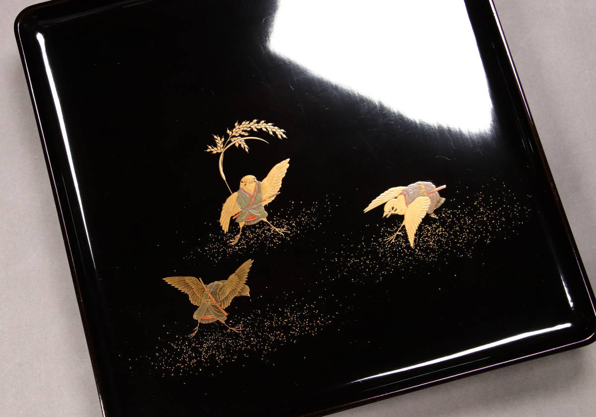 M453 輪島塗 雀侍踊金蒔絵 黒塗四方膳二客 足付卓上膳 木製 M453 輪島塗 雀侍踊金蒔絵 黒塗四方膳二客 足付卓上膳 木製