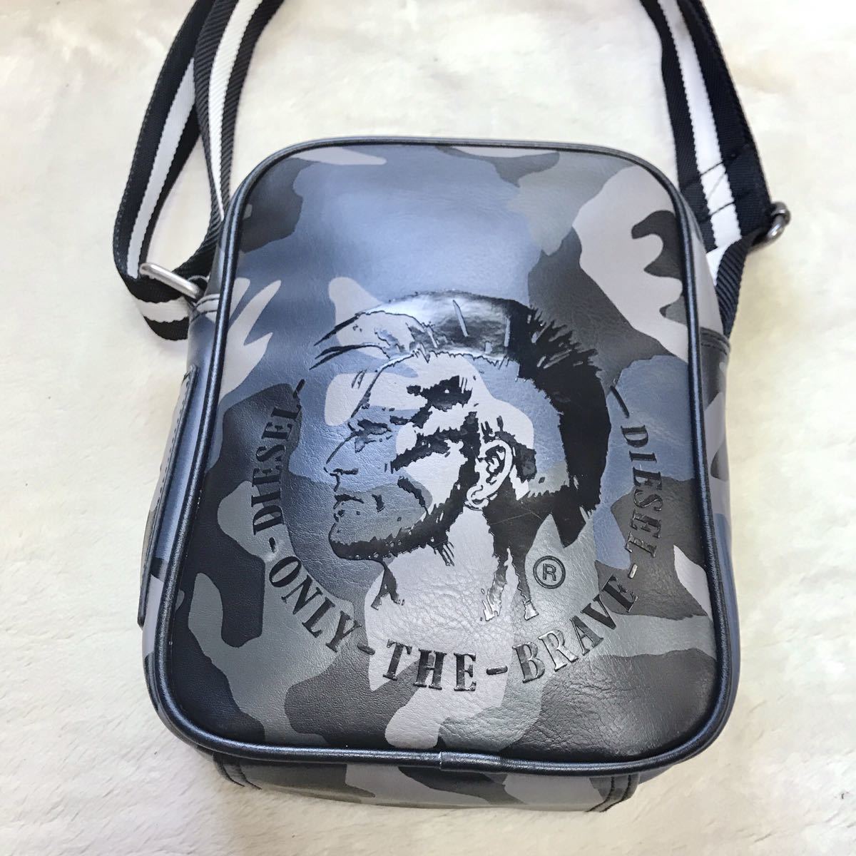 DIESEL ブレイブマン カモフラ ボックス型 ショルダーバッグ レザー 迷彩 クロスボディ ディーゼル