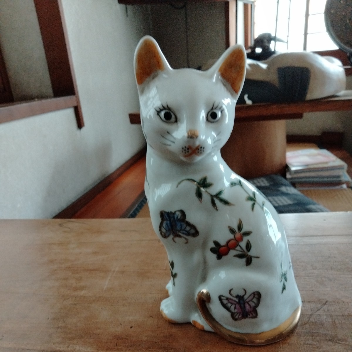 注目ブランド 伊万里 眠り猫 染錦 色絵 金彩 猫 置物 工芸品 レトロ