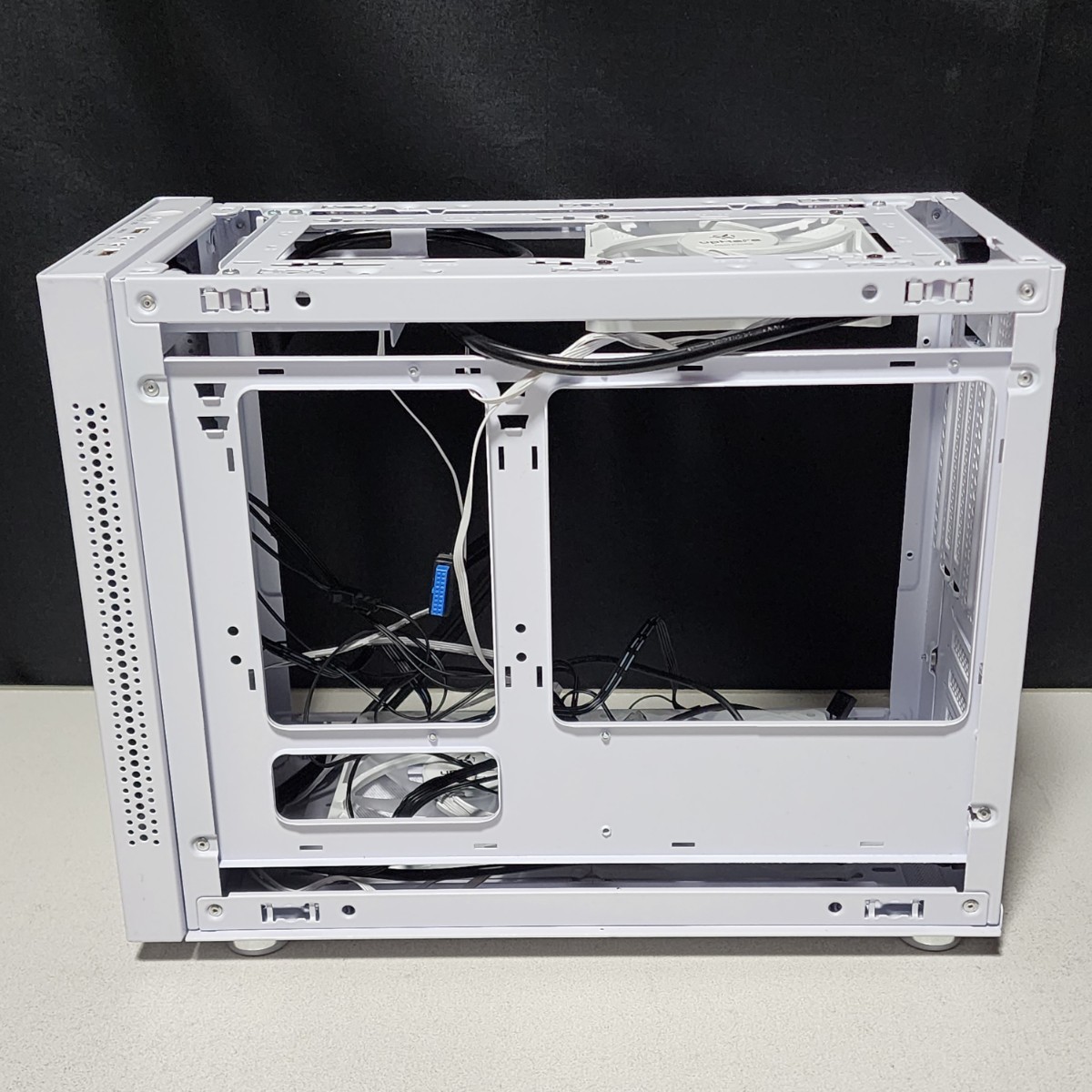 GALAX REVOLUTION-03 小型PCケース(Mini-ITX) RGBファン×3基搭載 GALAX REVOLUTION-03 小型PCケース(Mini-ITX) RGBファン×3基搭載