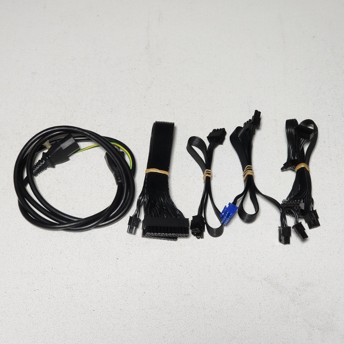 玄人志向 KRPW-SXP600W/90+ 600W 80PLUS GOLD認証 SFX電源 玄人志向 KRPW-SXP600W/90+ 600W 80PLUS GOLD認証 SFX電源