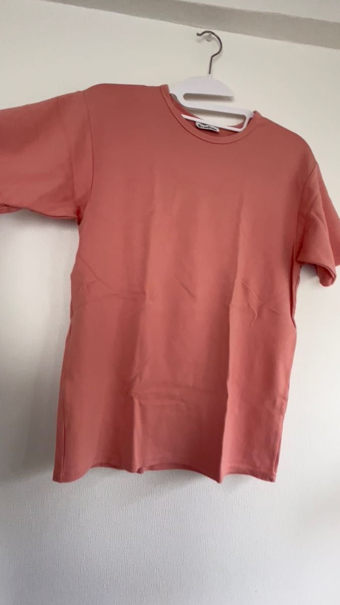 ウィメンズTシャツ。AcneStudios。柔らかいピンク系の色で生地しっかりしてます。少し伸縮性のある感じです。 
