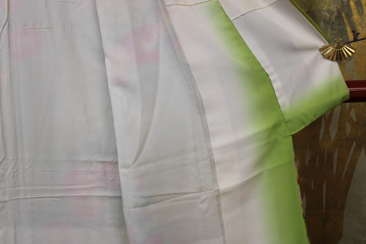 きもの今昔５８６８　小紋のきもの　広衿袷手縫い仕立て　正絹梨地綸子地　緑濃淡地色に手描き椿の花柄　　　身丈１６０ｃｍ_画像9
