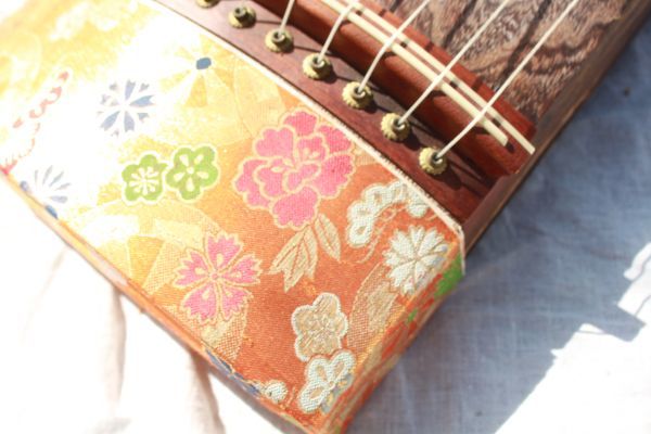 旧家蔵出し】☆美品 和楽器『琴 13弦 並甲 すだれ彫り』付属品あり