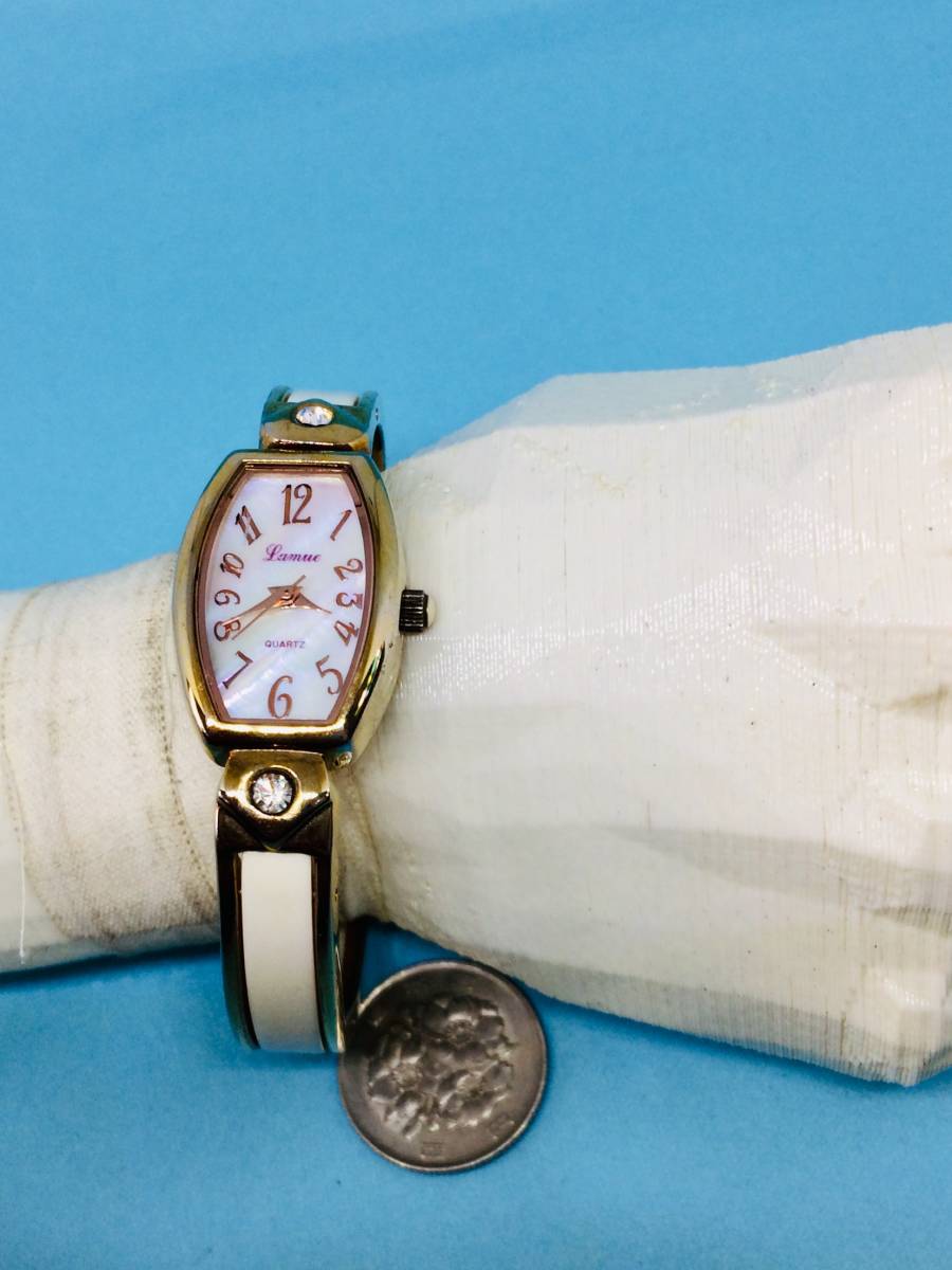 (Z41)バングル(*'▽')・LAMUE（電池交換済み）ゴールド・レディス腕時計USED（送料全国一律185円）洒落た時計です。_シェルの文字盤がとても素敵な時計です。