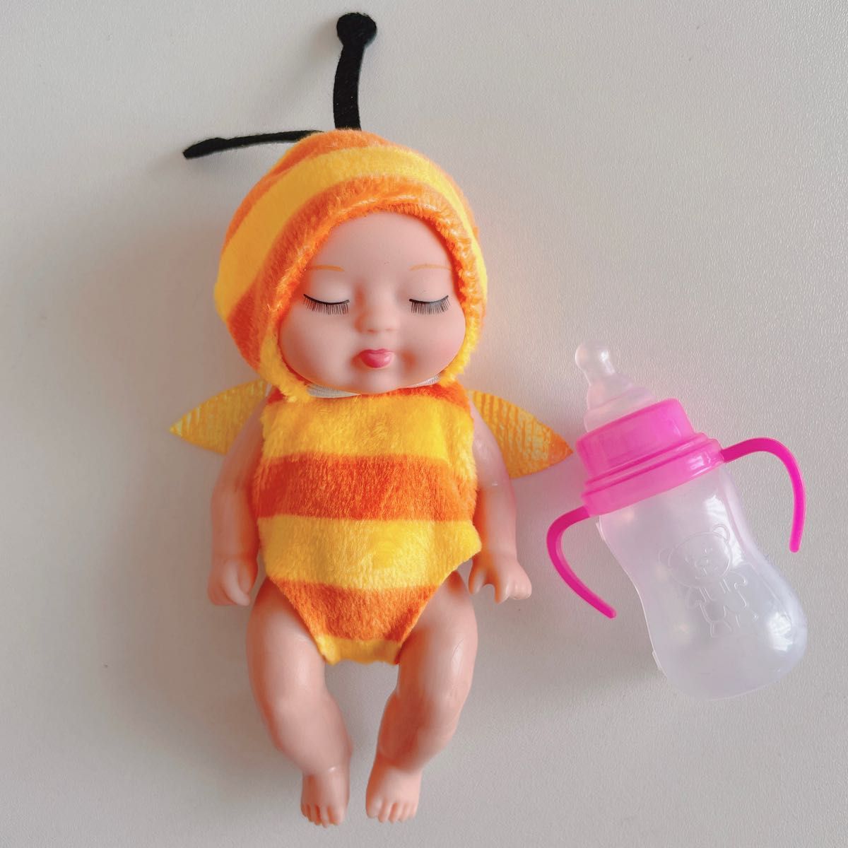 スリーピングベイビー 蜂さん 哺乳瓶付き 赤ちゃん人形 ドール ぬい活 ドル活 ぬいぐるみ すやすや赤ちゃん 着せ替え 寝顔