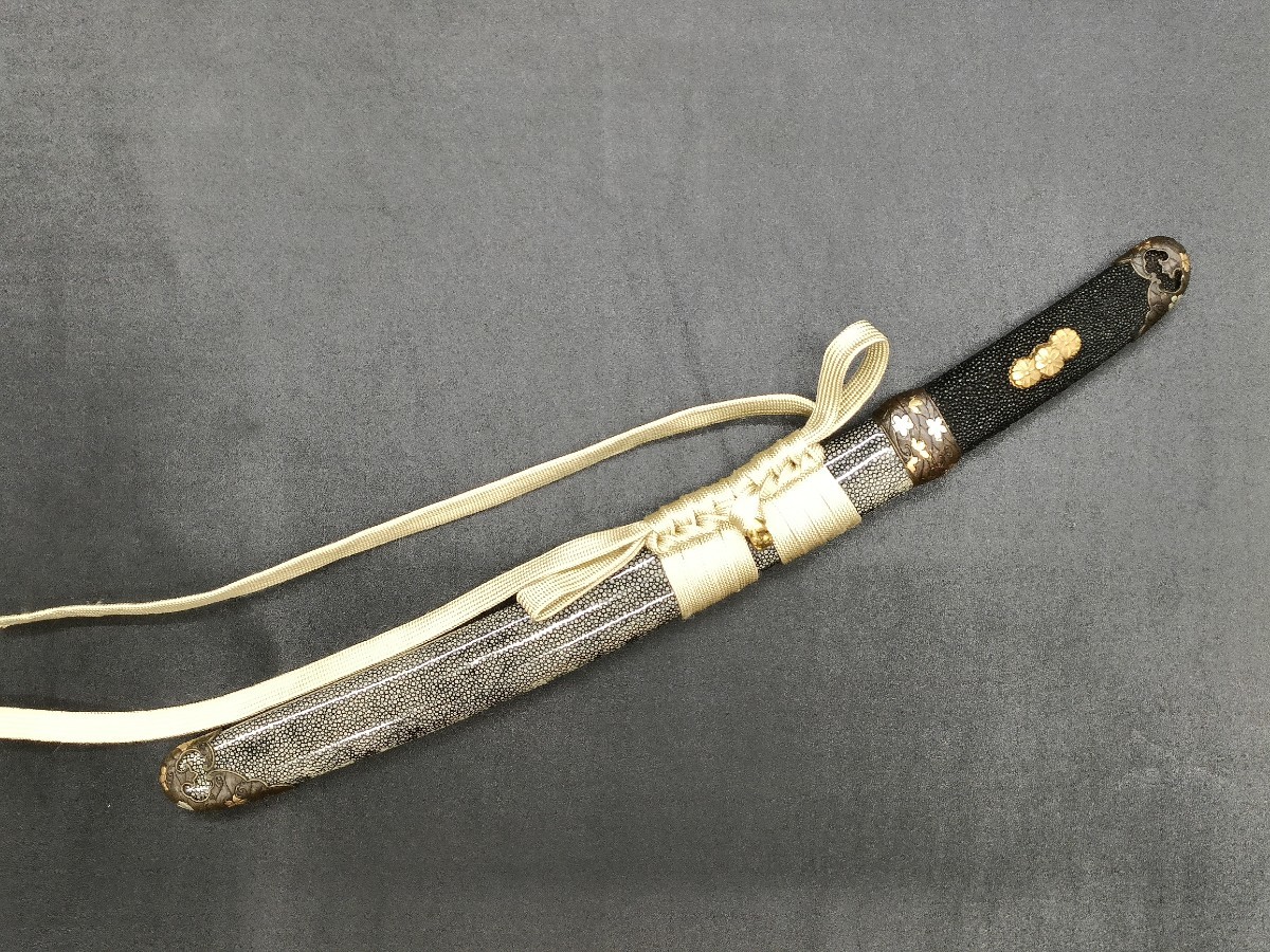日本刀装具 短刀合口拵 流れ桜花の図 銅装具 本鮫皮装具 木刀木製柄