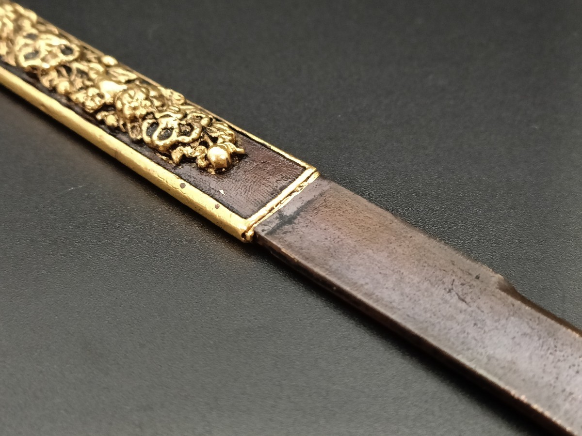 日本刀装具　小柄　牡丹獅子の図　銅地　絵金銀　刀剣美術　刀装具_画像3