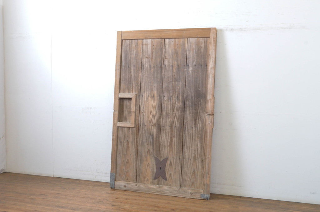 R-064138　アンティーク建具　杉材　枯れた味わいのある蔵戸1枚(玄関戸、木製戸、引き戸)(R-064138)