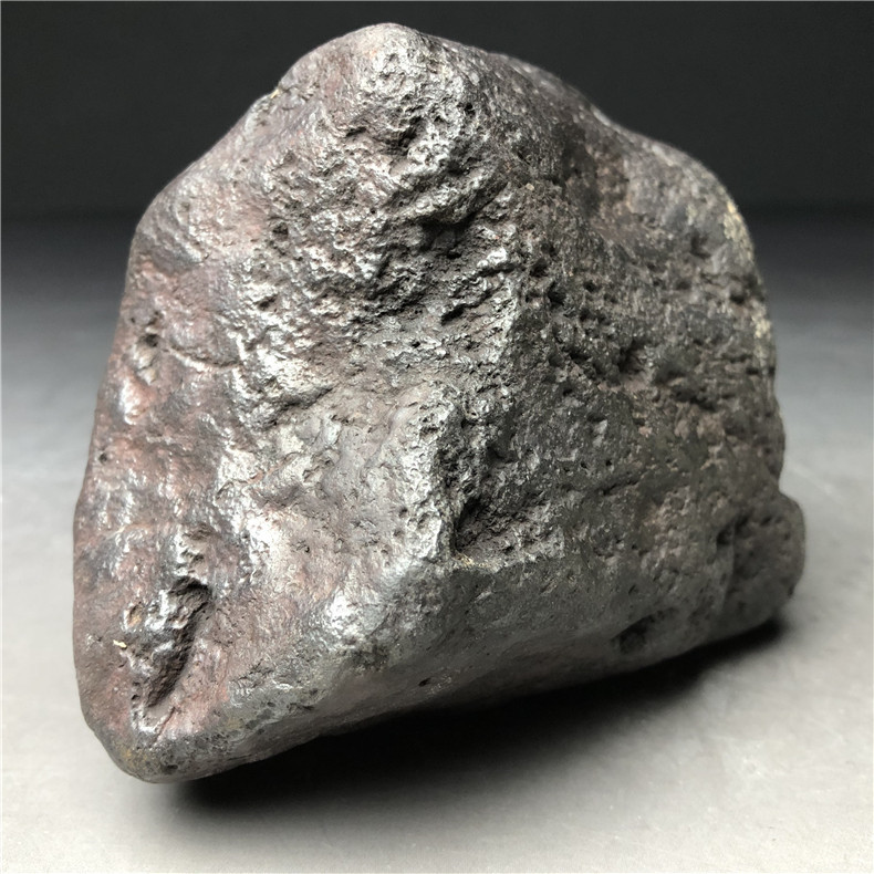 隕石・鉄隕石・磁石にくっつく・原石 マダガスカル 重さ約993グラム 木 