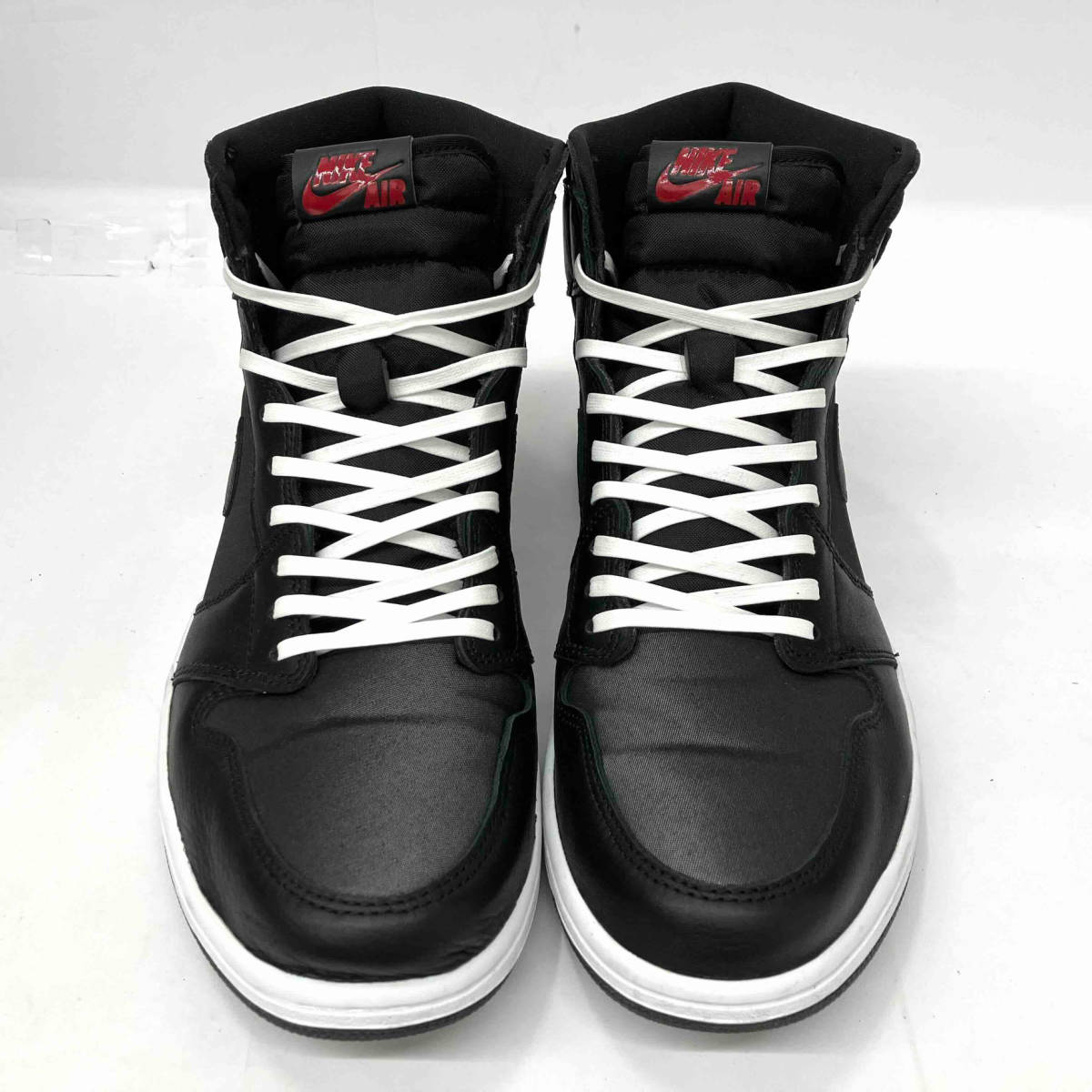Sản phẩm Nike Air Jordan 1 Retro High Black/Metallic Silver/Gym