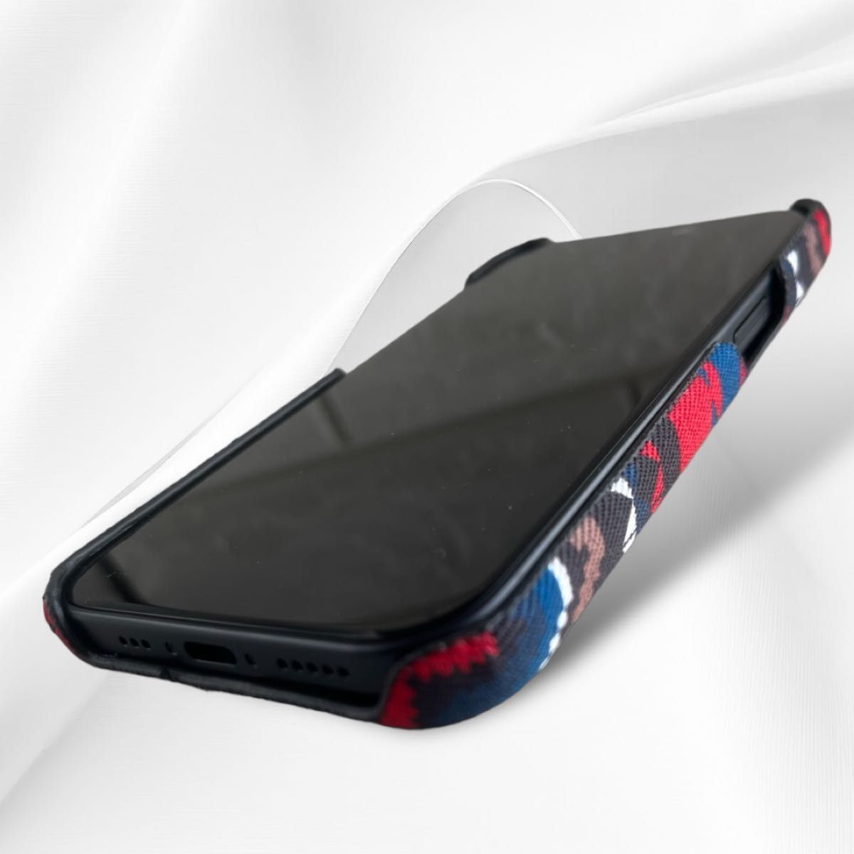 iPhone13Pro ネイティブ柄 レッド系 スマホケース ハードケース デニム生地 優しい手触り おしゃれ