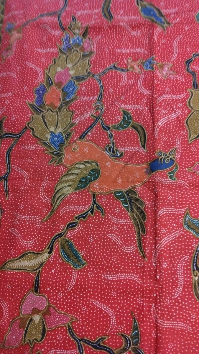 インドネシア　バティック　生地　赤　トリ　緑　紫　黄土　青　花柄　ドット　葉模様
