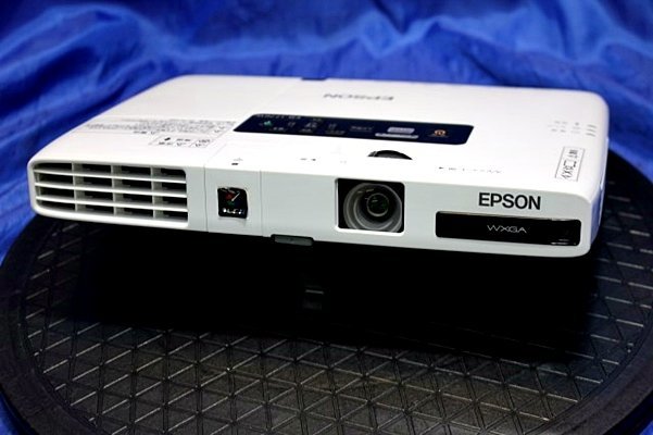 ◆輝度3000lm/926ｈ・0ｈ◆EPSON/エプソン 液晶プロジェクター ◆EB-1776W/リモコン・HDMI・VGAケーブル・ケース付◆　46875Y_画像2