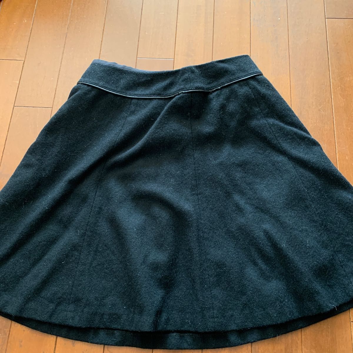 ナチュラルビューティーベーシック黒冬のタイトスカート