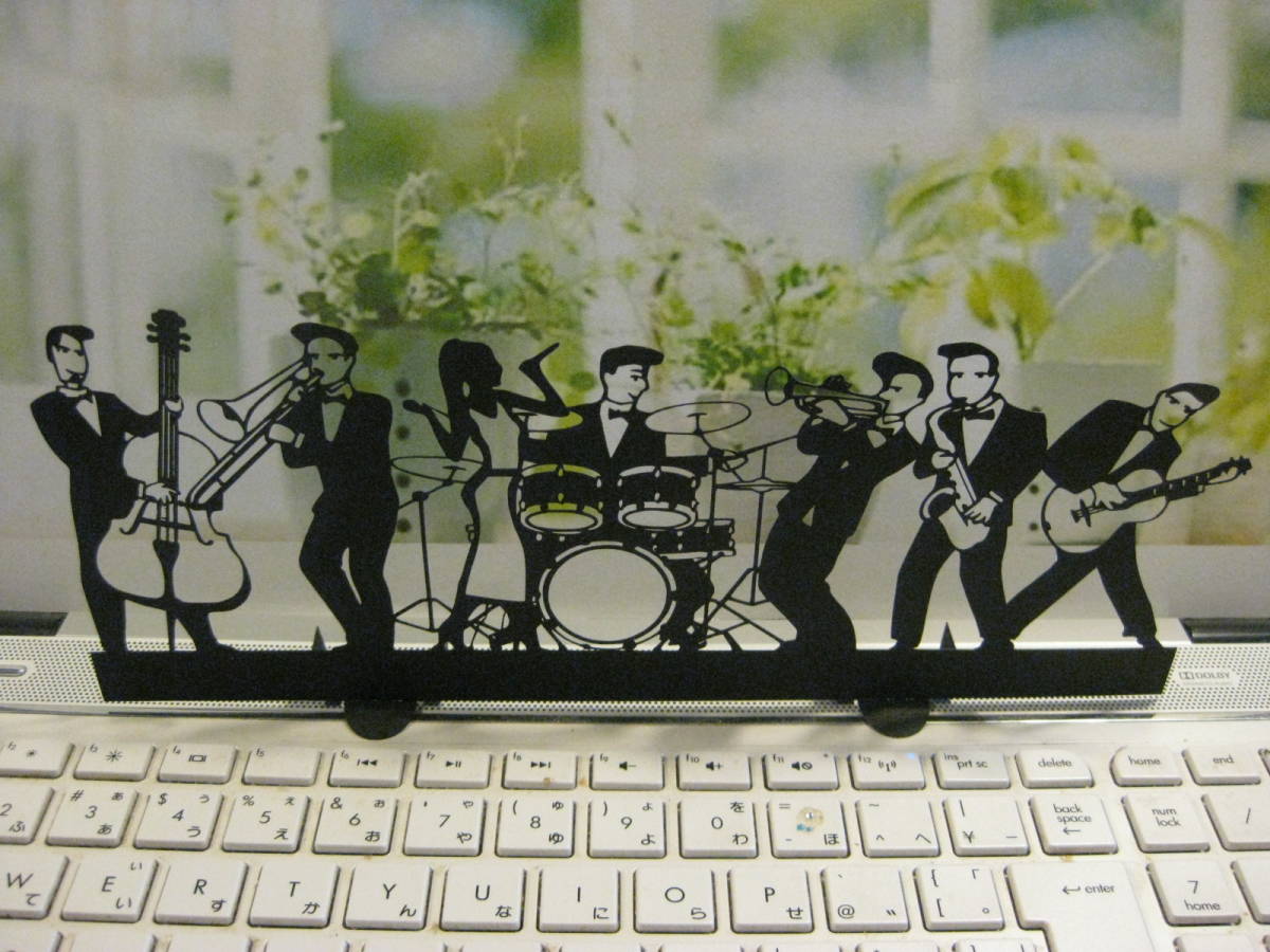  be established cut .. Jazz band, singer also W type wall decoration also 