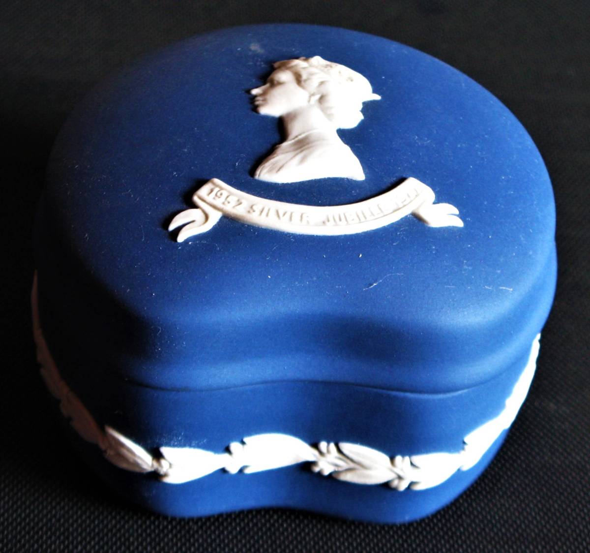 未使用珍品WEDGWOODエリザベス女王即位２５周年記念フタ付き小物入れ ロイヤルブルー
