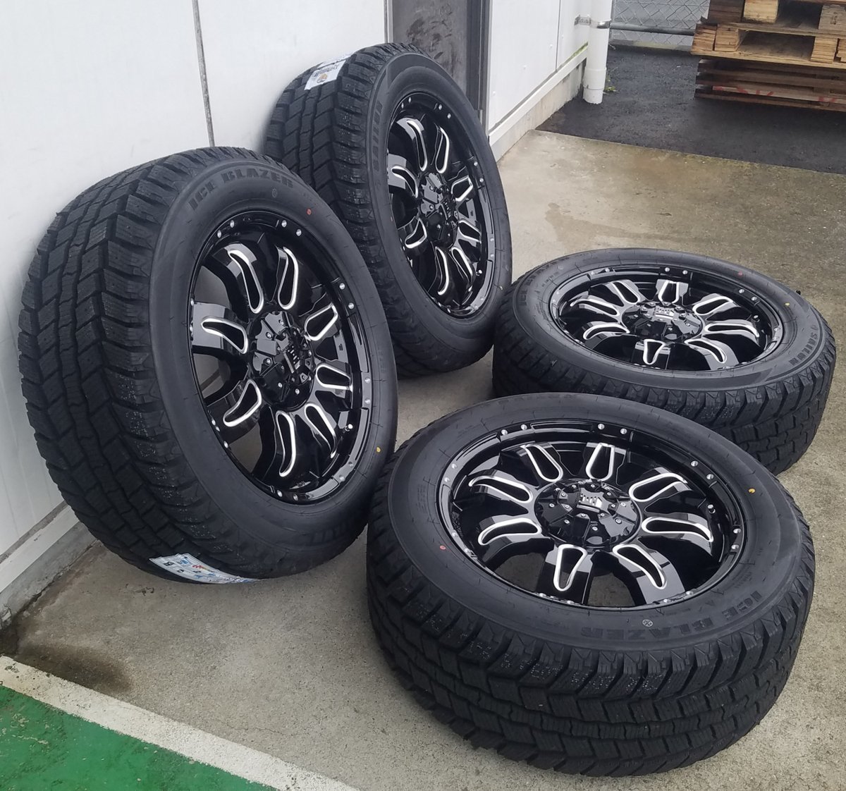 即納 スタッドレス LEXXEL エスカレード ナビゲーター デュランゴ ランクル300 サイレン ICE BLAZER WST2 275/55R20 20インチ_画像1