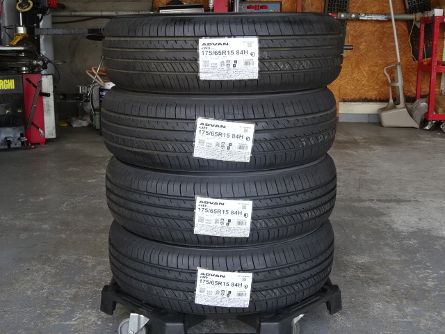 新品未使用!ヨコハマアドバンデシベルV552A 175/65R15 4本セットIQアクアカローラフィールダーアクシオスペイドポルテヴィッツフィット_画像1