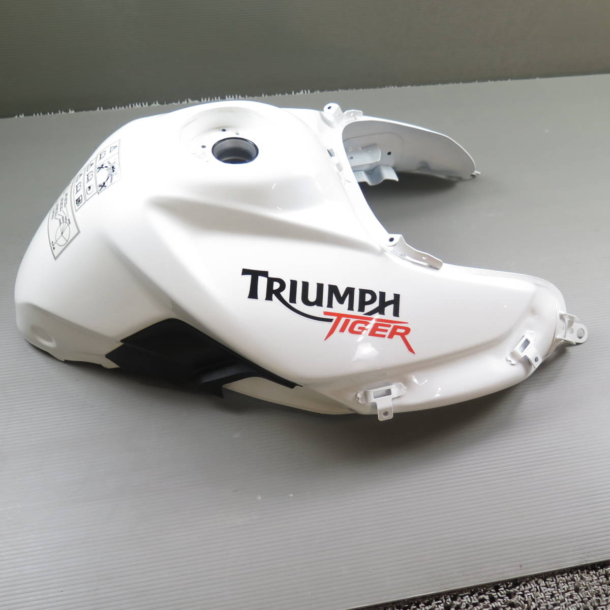 Triumph/トライアンフ タイガー800 Tiger800 2013 純正ガソリンタンク 白 TR0412.21.15