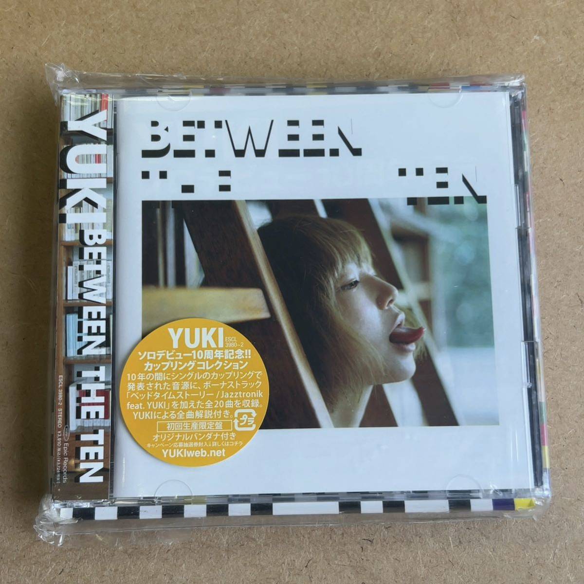送料無料☆YUKI『BETWEEN THE TEN』初回限定盤2CD＋バンダナ☆美品☆アルバム曲324_画像1