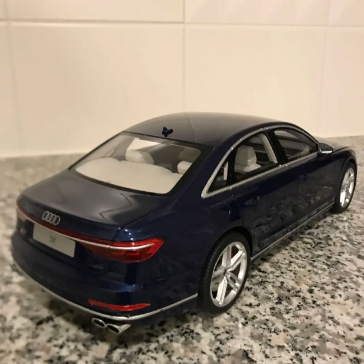 希少 廃盤品  Audi S8 アウディS8  ナバラブルー　サイズ1/18  数量限定完売品