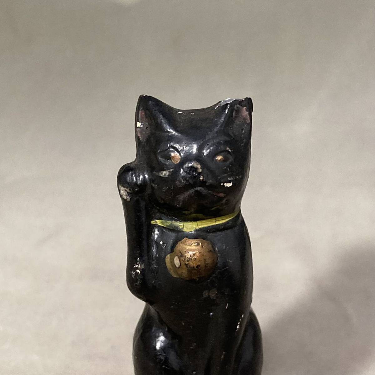 昭和初期 黒猫 招き猫 古い 土人形 刻印付き 猫 ネコ 縁起物 魔除け 商売繁盛 金運上昇 ラッキーキャット 置物 オブジェ 郷土玩具 民芸品_画像4