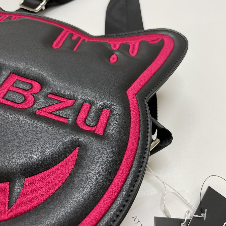 未使用品 BuBBzu ブラック×ピンク YU-UTSUノ顔 猫型ショルダーバッグ レディース ロゴ タグ大人可愛いポーチカジュアル ストリート バブズ