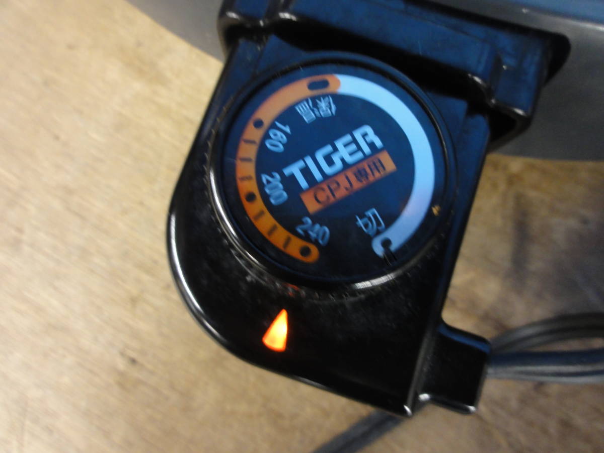 ♪ Tiger タイガー ホットプレート CPJ-E132 2013年製 プレート4枚付き 通電確認※ジャンク品■１２０　_画像9