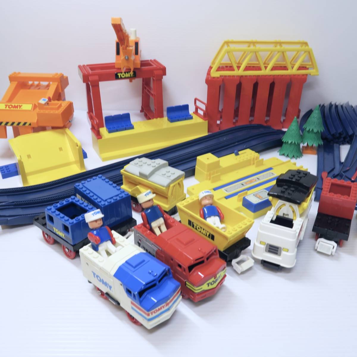 TOMY TRAINS アメリカ 発売 プラレール 欧米 機関車 ジャンク ギザギザ車輪 フォークリフト クレーン レア プラキッズ 紺色レール_画像4