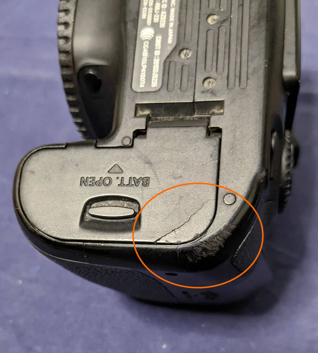 キヤノン CANON EOS 80D デジタル一眼レフ ボディ (注意点あり)_底面に傷、バッテリーの蓋に亀裂があります