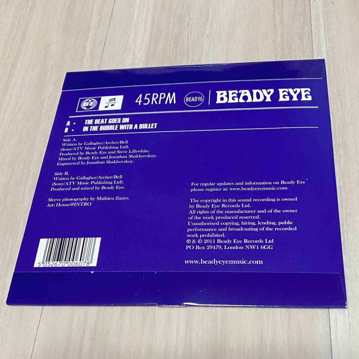 BEADY EYE - The Beat Goes On 7インチレコード■ビーディ・アイ アナログ盤 リアムギャラガー OASIS オアシス UKロック_画像2
