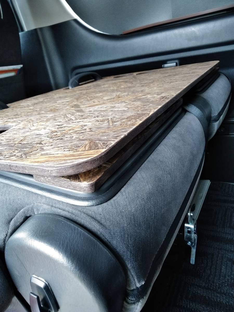 ２００系ハイエースワゴンワイド全車種 初期型～最終型 テーブル板2枚セット(こげ茶塗装)座席の上に置くだけ。_高さ合わせ板のセット後のイメージ