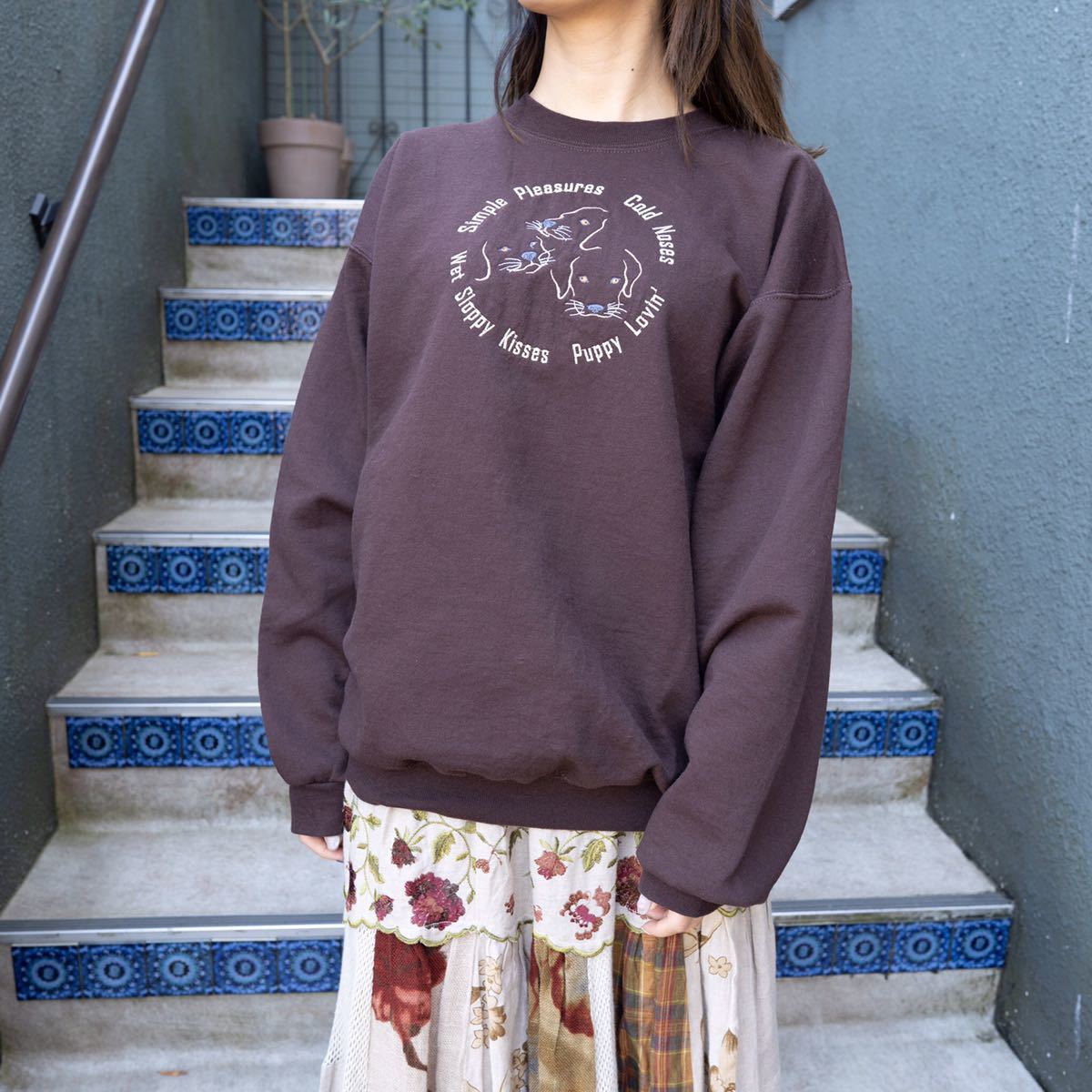 USA VINTAGE three DOGS EMBROIDERY DESIGN SWEAT SHIRT/アメリカ古着3匹のわんこ刺繍デザインスウェット_画像2
