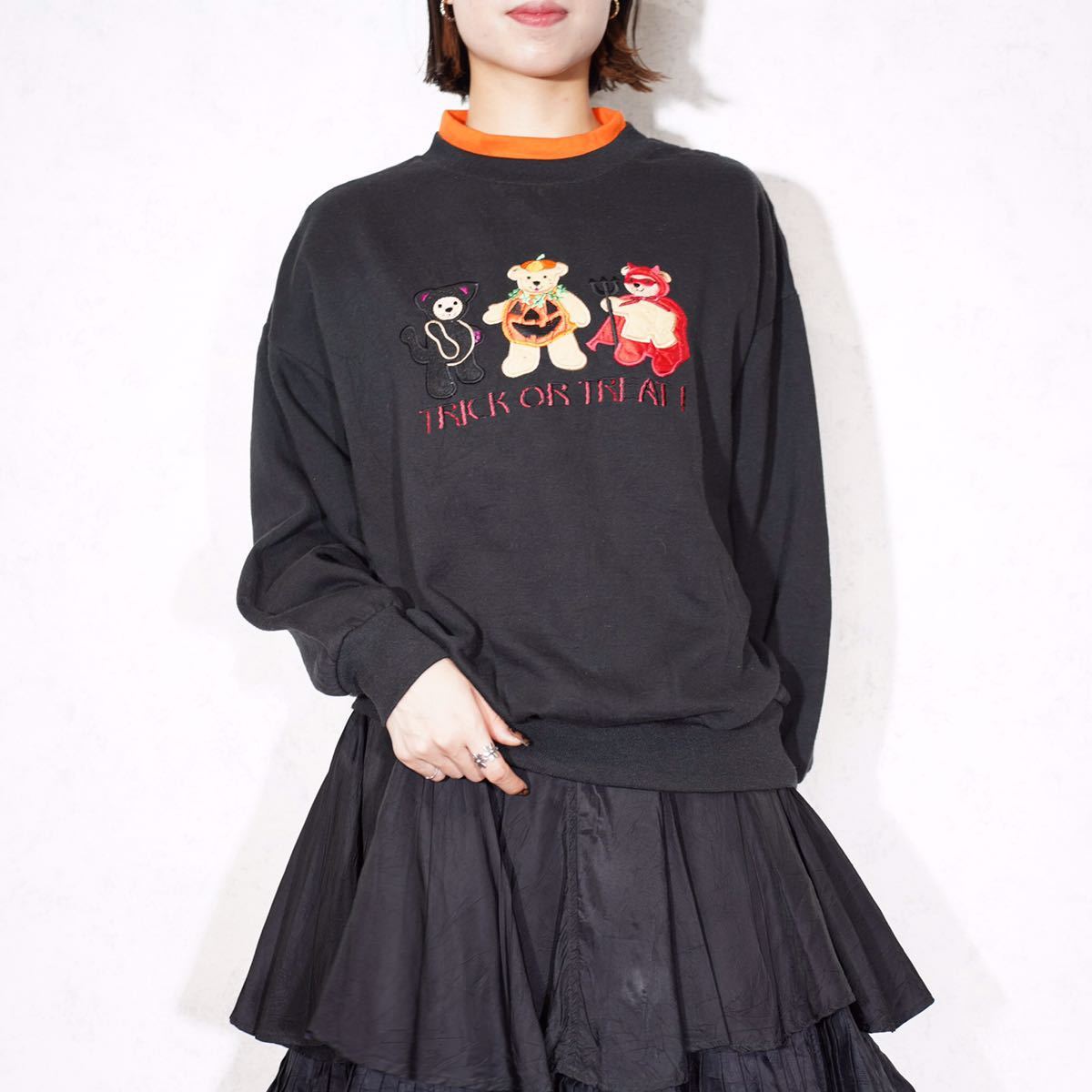 USA VINTAGE BASIC EDITIONS BEARS WEAR A COSTUME EMBROIDERY DESIGN SWEAT SHIRT/アメリカ古着仮装したくま刺繍デザインスウェット