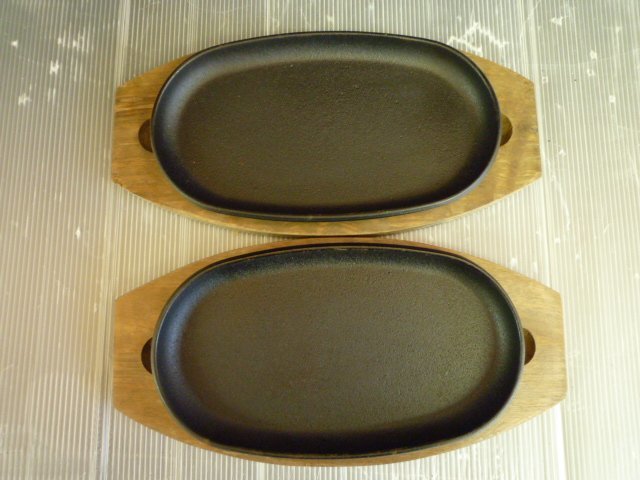 TMB-05795-03 南部鉄器 盛栄堂 鉄板 ステーキ皿 まとめて2枚 木製プレート付_画像1