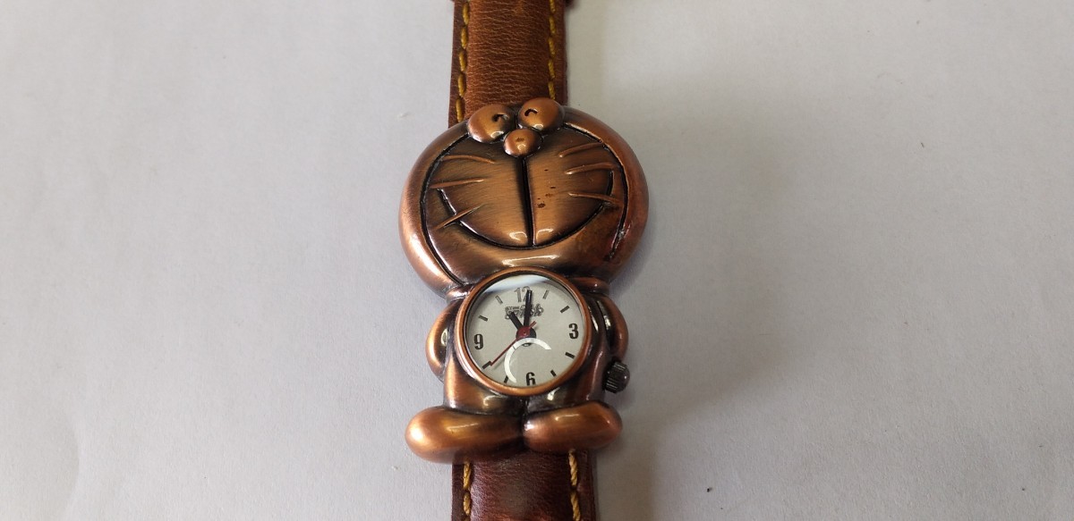 ドラえもん　なつかしい腕時計　古いけど日本製　 　電池交換済み　動作品　ブロンズ　銅色_画像1