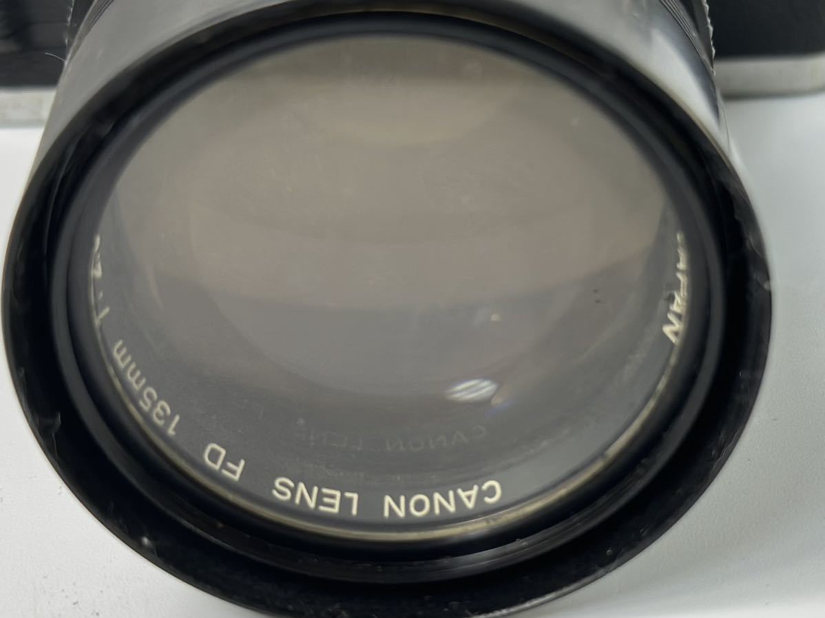 1979年 AEモデル Canon AV-1 キャノン 一眼レフ カメラ レンズ 135mm 1:2.8 動作未確認のためジャンク扱い インテリア アンティーク レトロ_画像6
