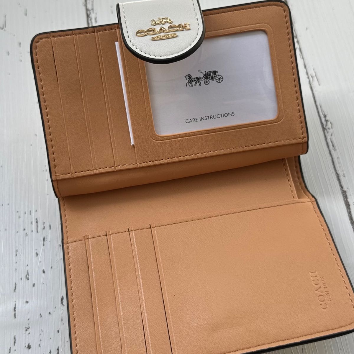 Coach コーチ折りたたみ財布 可愛いホワイト 人気デザイン新商品 Coach コーチ折りたたみ財布 可愛いホワイト 人気デザイン新商品
