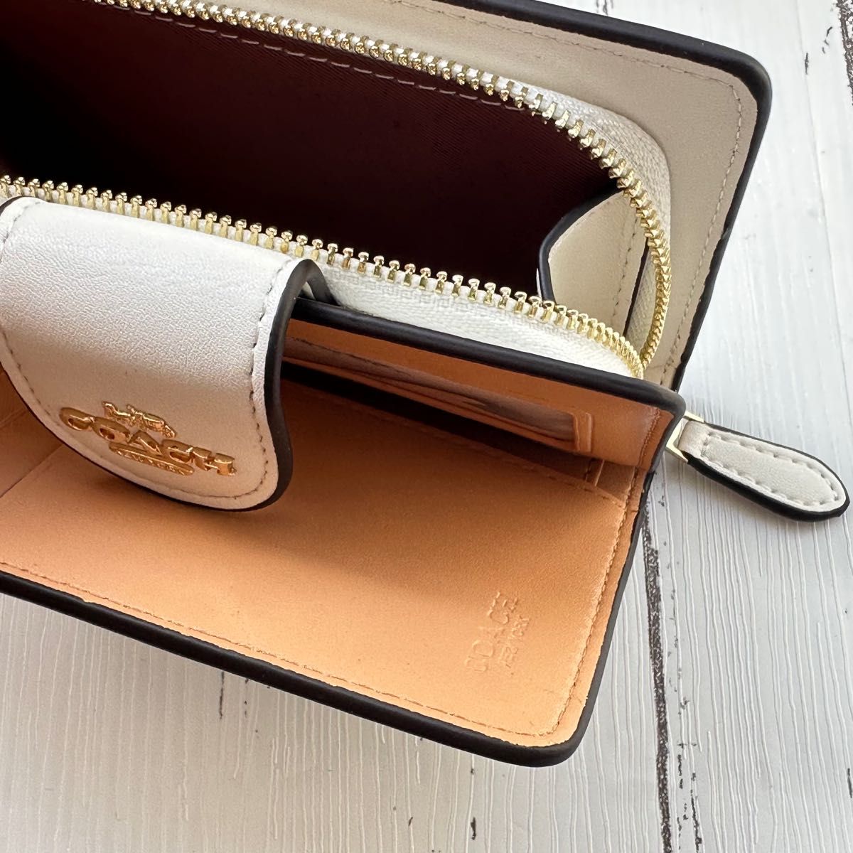 Coach コーチ折りたたみ財布 可愛いホワイト 人気デザイン新商品 Coach コーチ折りたたみ財布 可愛いホワイト 人気デザイン新商品