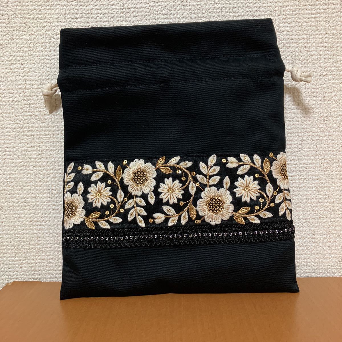 ハンドメイド 巾着袋 インド刺繍リボン マチなし　黒　花　ゴールド_画像2