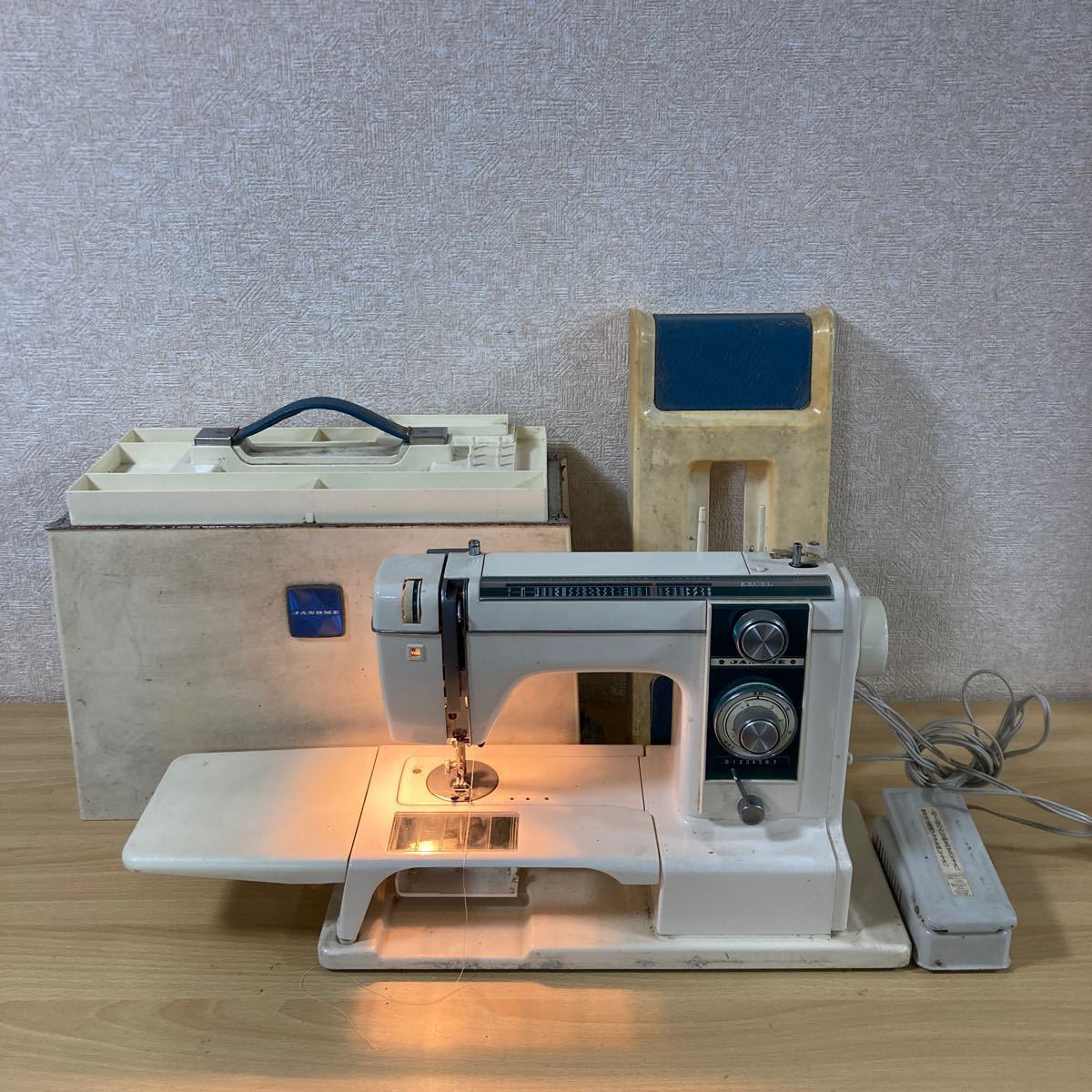 JANOME ジャノメ MODEL 813 ミシン レトロ レトロミシン 昭和レトロ 家庭用ミシン 裁縫 裁縫道具 手工芸 手芸 ハンドクラフト 10 ス 4436_画像1