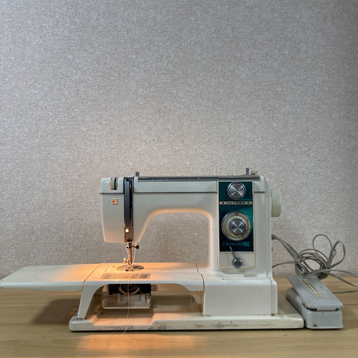 JANOME ジャノメ MODEL 813 ミシン レトロ レトロミシン 昭和レトロ 家庭用ミシン 裁縫 裁縫道具 手工芸 手芸 ハンドクラフト 10 ス 4436_画像2