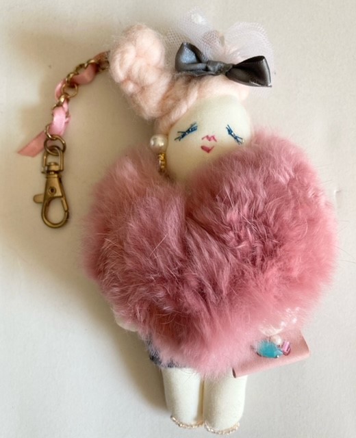 ◆ドールチャーム ファー付き ニットワンピース◆ハンドメイド バッグチャーム お人形 ピンク系 の画像1