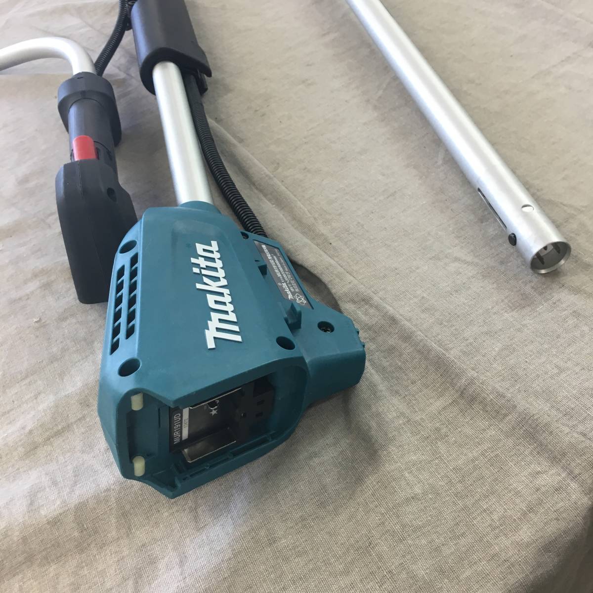 未使用 マキタ 充電式草刈機18V 刈込幅230mmチップソー付 Uハンドル
